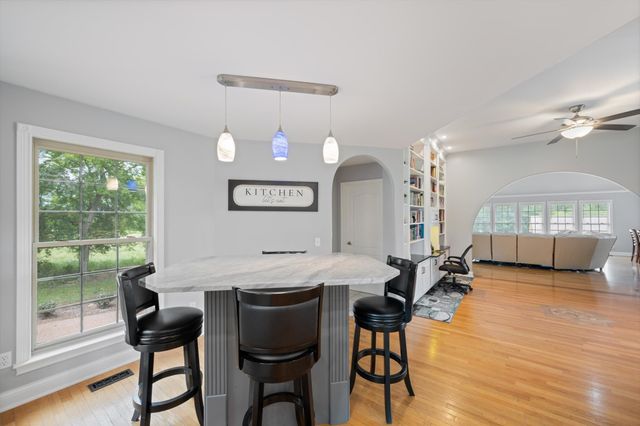 2155 Lake Rd, Greenbrier, TN 37073