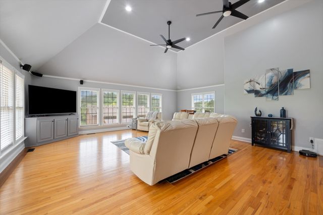 2155 Lake Rd, Greenbrier, TN 37073