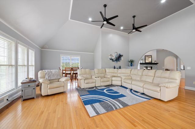 2155 Lake Rd, Greenbrier, TN 37073