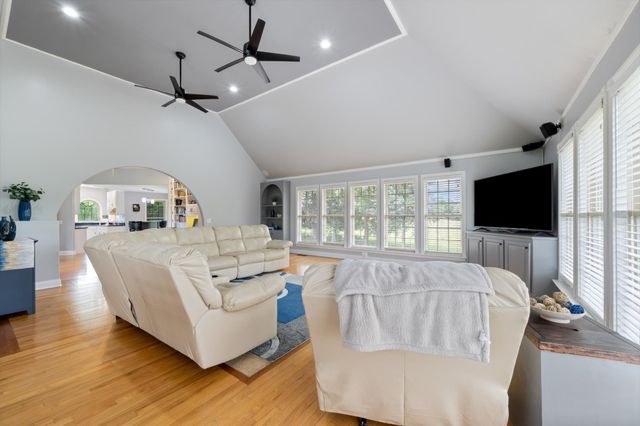 2155 Lake Rd, Greenbrier, TN 37073