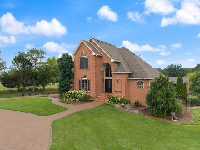 2155 Lake Rd, Greenbrier, TN 37073