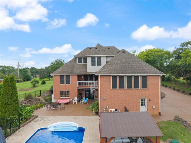 2155 Lake Rd, Greenbrier, TN 37073