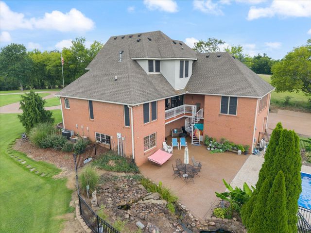 2155 Lake Rd, Greenbrier, TN 37073