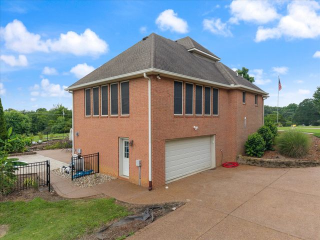 2155 Lake Rd, Greenbrier, TN 37073