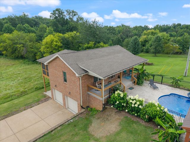 2155 Lake Rd, Greenbrier, TN 37073