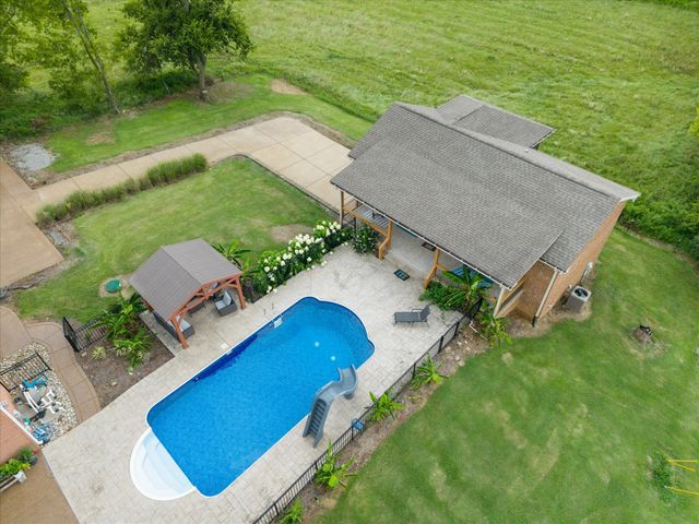 2155 Lake Rd, Greenbrier, TN 37073