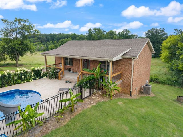 2155 Lake Rd, Greenbrier, TN 37073