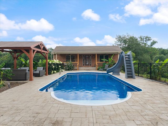 2155 Lake Rd, Greenbrier, TN 37073