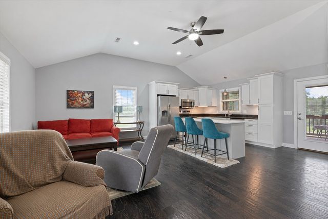2155 Lake Rd, Greenbrier, TN 37073