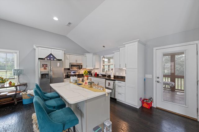 2155 Lake Rd, Greenbrier, TN 37073