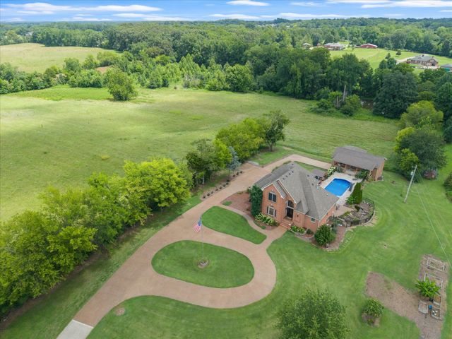 2155 Lake Rd, Greenbrier, TN 37073