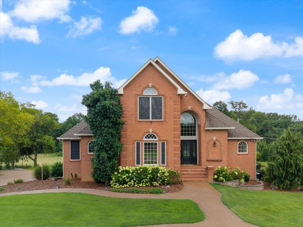 2155 Lake Rd, Greenbrier, TN 37073