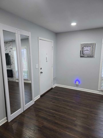 877 Wellington Avenue 1, Elk Grove Village, IL 60007