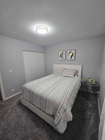 877 Wellington Avenue 1, Elk Grove Village, IL 60007