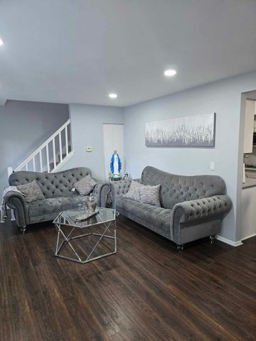 877 Wellington Avenue 1, Elk Grove Village, IL 60007