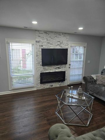 877 Wellington Avenue 1, Elk Grove Village, IL 60007