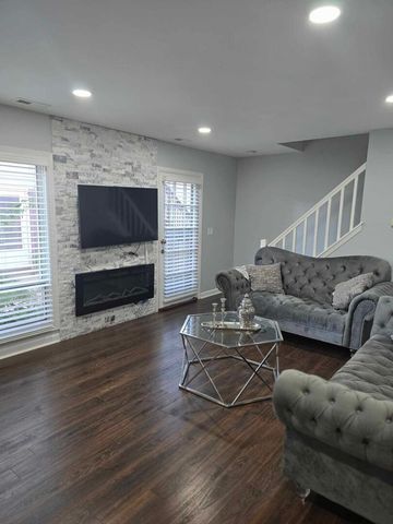 877 Wellington Avenue 1, Elk Grove Village, IL 60007