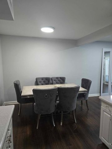 877 Wellington Avenue 1, Elk Grove Village, IL 60007