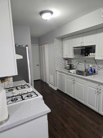 877 Wellington Avenue 1, Elk Grove Village, IL 60007