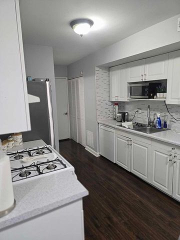 877 Wellington Avenue 1, Elk Grove Village, IL 60007