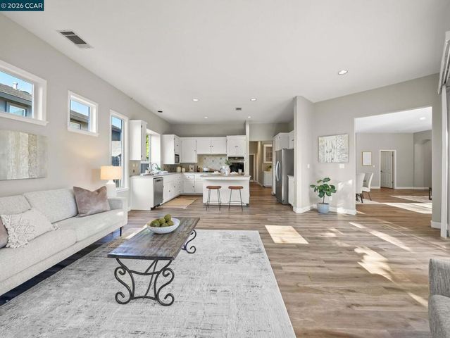 9006 Elk Dr, Clayton, CA 94517