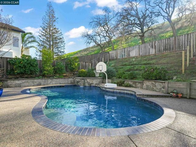 9006 Elk Dr, Clayton, CA 94517