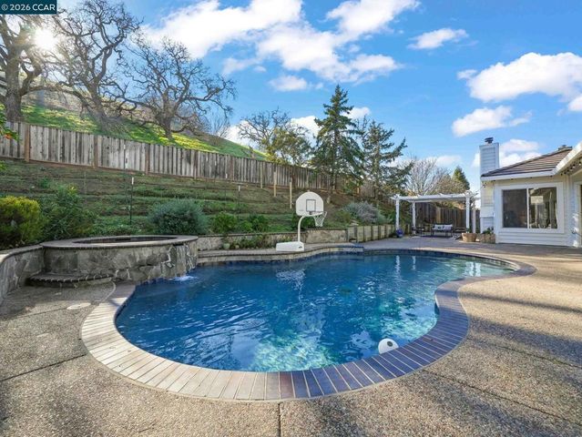 9006 Elk Dr, Clayton, CA 94517