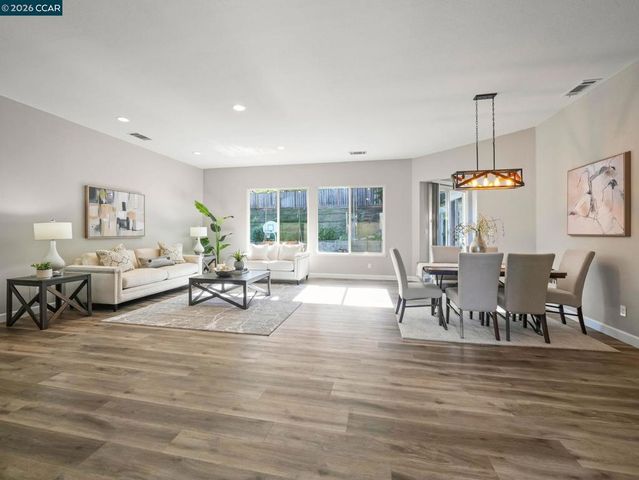 9006 Elk Dr, Clayton, CA 94517