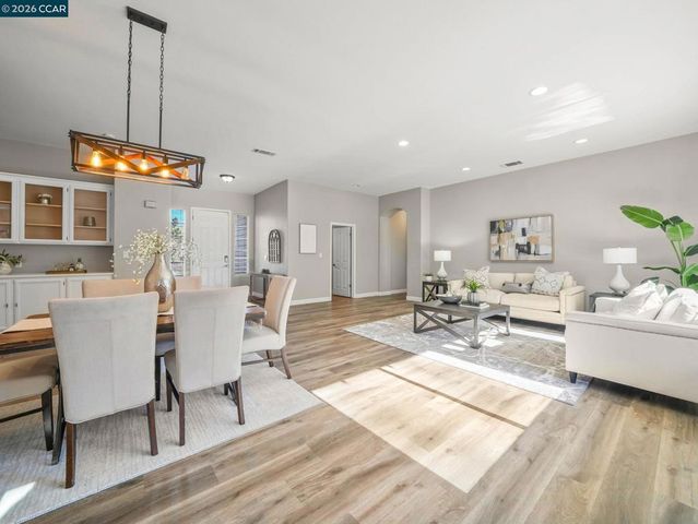 9006 Elk Dr, Clayton, CA 94517