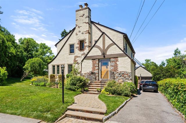 10 Cambridge Court, Larchmont, NY 10538