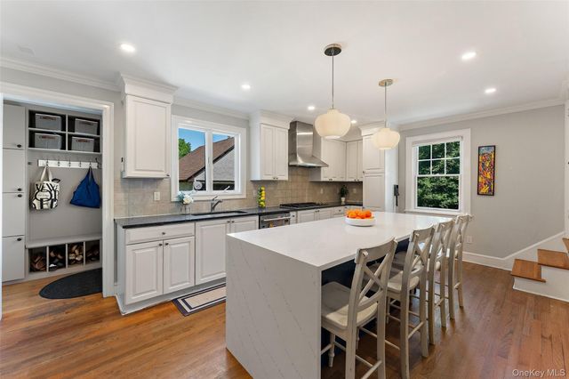 10 Cambridge Court, Larchmont, NY 10538