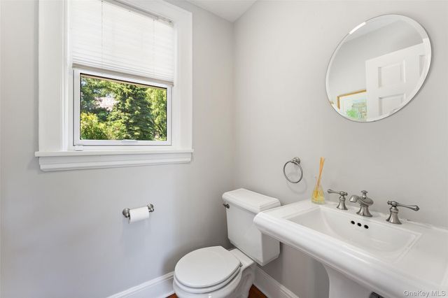 10 Cambridge Court, Larchmont, NY 10538