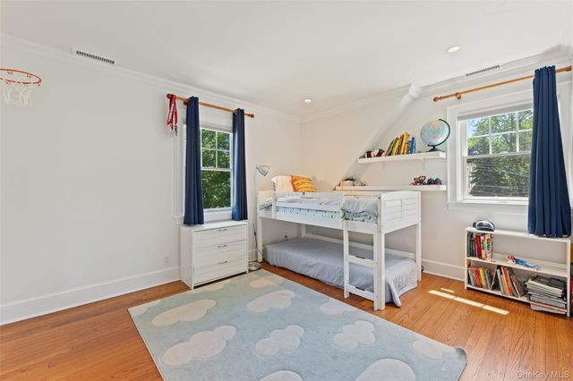 10 Cambridge Court, Larchmont, NY 10538