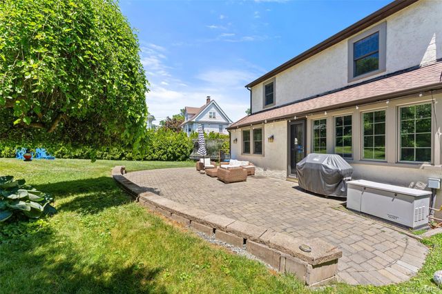 10 Cambridge Court, Larchmont, NY 10538