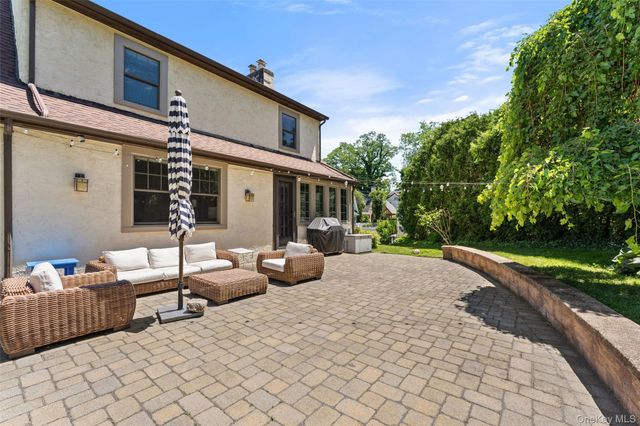 10 Cambridge Court, Larchmont, NY 10538