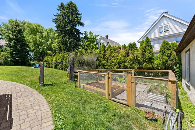 10 Cambridge Court, Larchmont, NY 10538