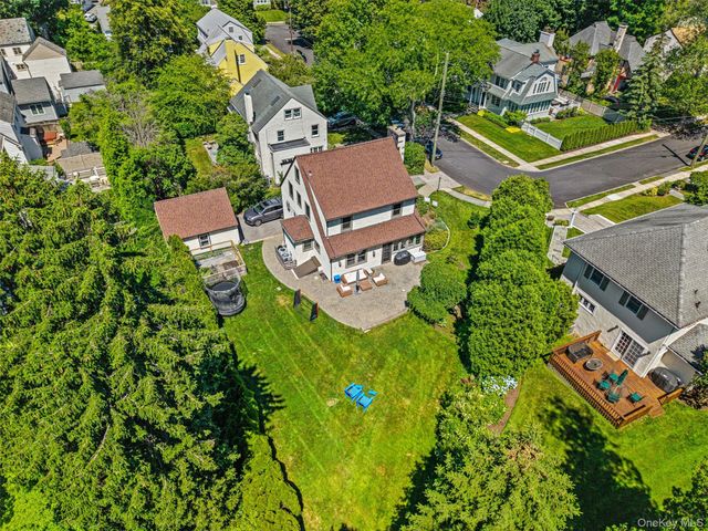 10 Cambridge Court, Larchmont, NY 10538