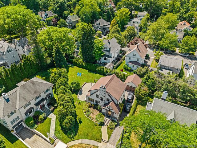 10 Cambridge Court, Larchmont, NY 10538