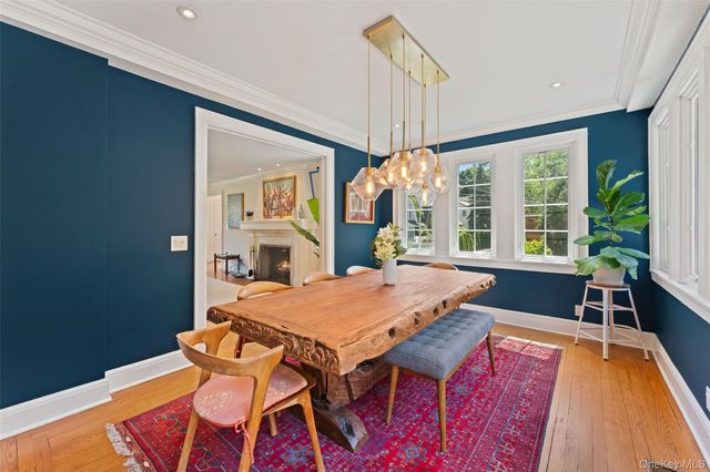 10 Cambridge Court, Larchmont, NY 10538