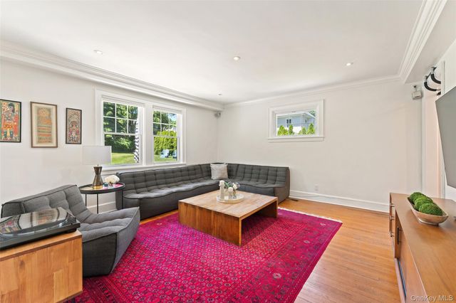 10 Cambridge Court, Larchmont, NY 10538