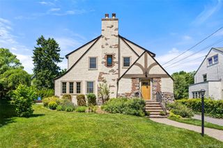 10 Cambridge Court, Larchmont, NY 10538