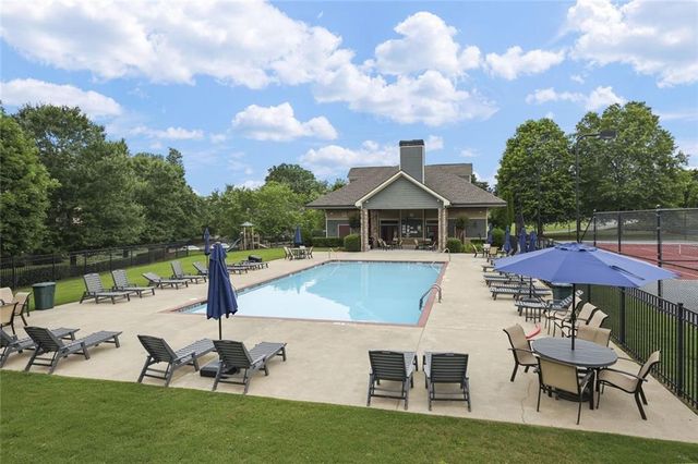 423 Royal Crescent E Lane, Canton, GA 30115