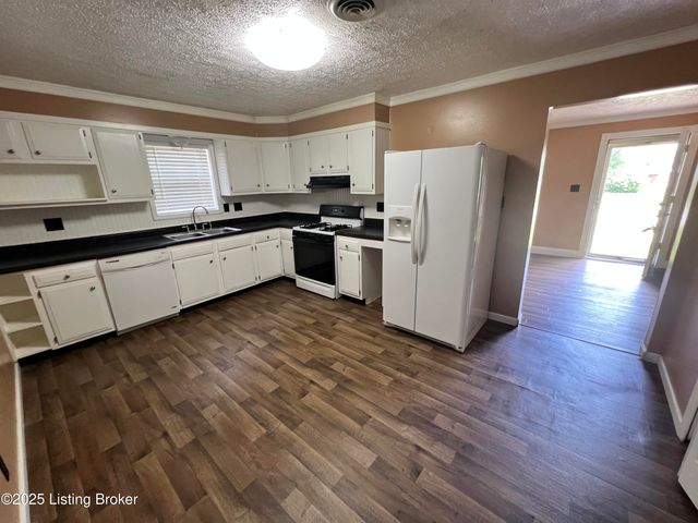 6200 Trena Trl, Louisville, KY 40258