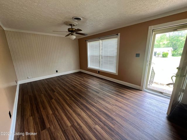 6200 Trena Trl, Louisville, KY 40258