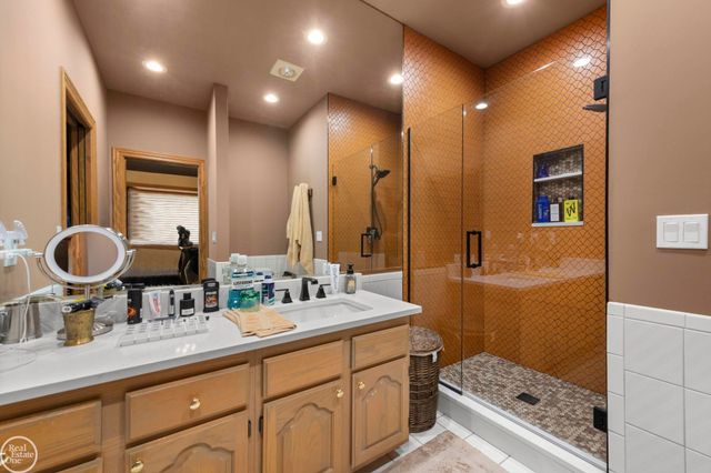 6718 Pond Drive, Washington Twp, MI 48094