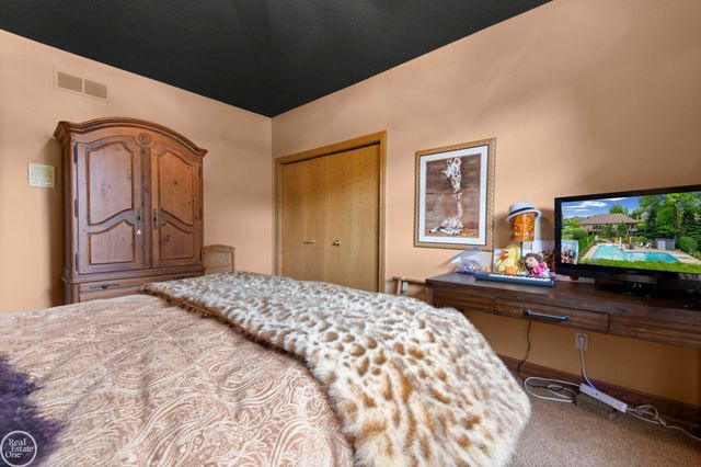 6718 Pond Drive, Washington Twp, MI 48094