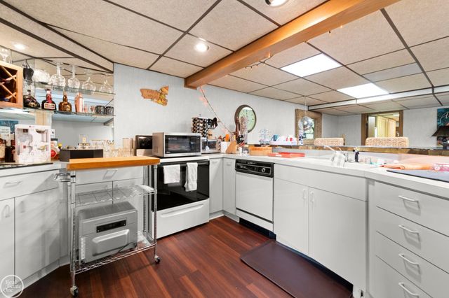 6718 Pond Drive, Washington Twp, MI 48094