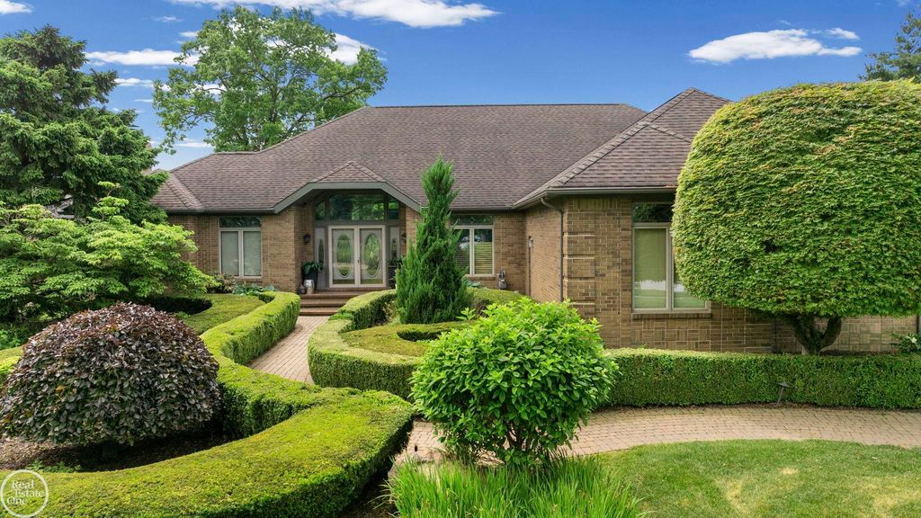 6718 Pond Drive, Washington Twp, MI 48094