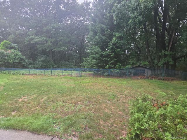 22 Lindron Avenue, Smithtown, NY 11787
