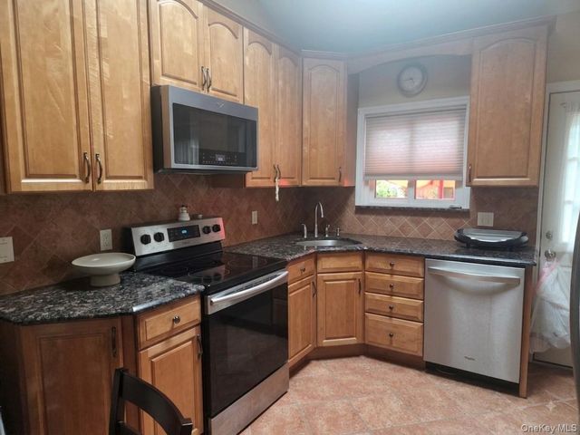 22 Lindron Avenue, Smithtown, NY 11787